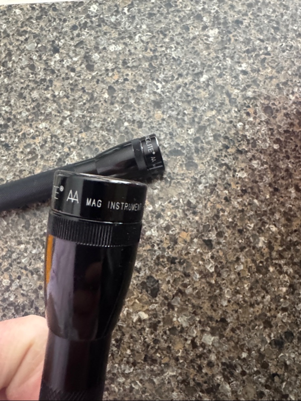 Pair of 2 Mini Maglite Black Flashlights - Picture 3 of 7